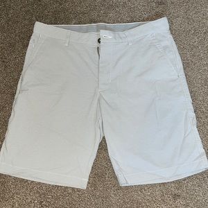 Men’s light gray shorts